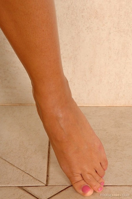 Perfect bodied leggy bikini babe Veronica da Souza touches black dildo with her feet in the shower